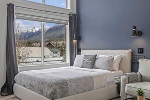 2 bedrooms, iron/ironing board, travel cot, WiFi - ALPINE LOFT 180 degrees Mountain Views DT Canmore (Canmore)