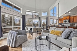 TV, fireplace, books, offices - ALPINE LOFT 180 degrees Mountain Views DT Canmore (Canmore)