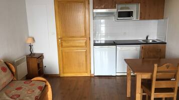 Frigorífic, microones, forn i placa de cuina