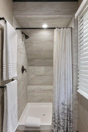 Ensemble douche/baignoire, sèche-cheveux, serviettes fournies, savon
