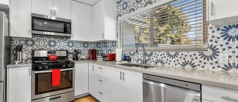 Refrigerador, microondas, horno, placa de cocina