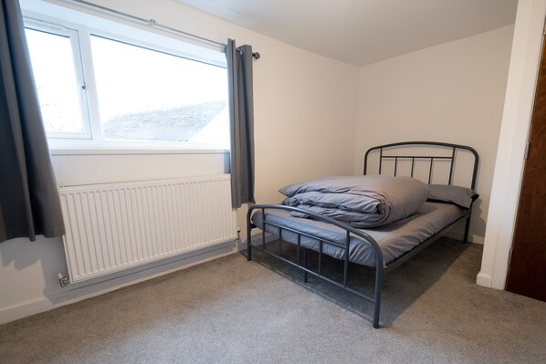 5 bedrooms, Egyptian cotton sheets, laptop workspace, WiFi