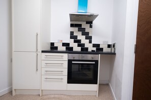 Frigorífico, microondas, horno y lavavajillas