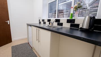 Kühlschrank, Mikrowelle, Ofen, Geschirrspüler