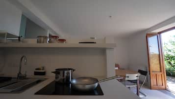 JÀÀkaappi, mikroaaltouuni, liesi, kahvin-/teenkeitin