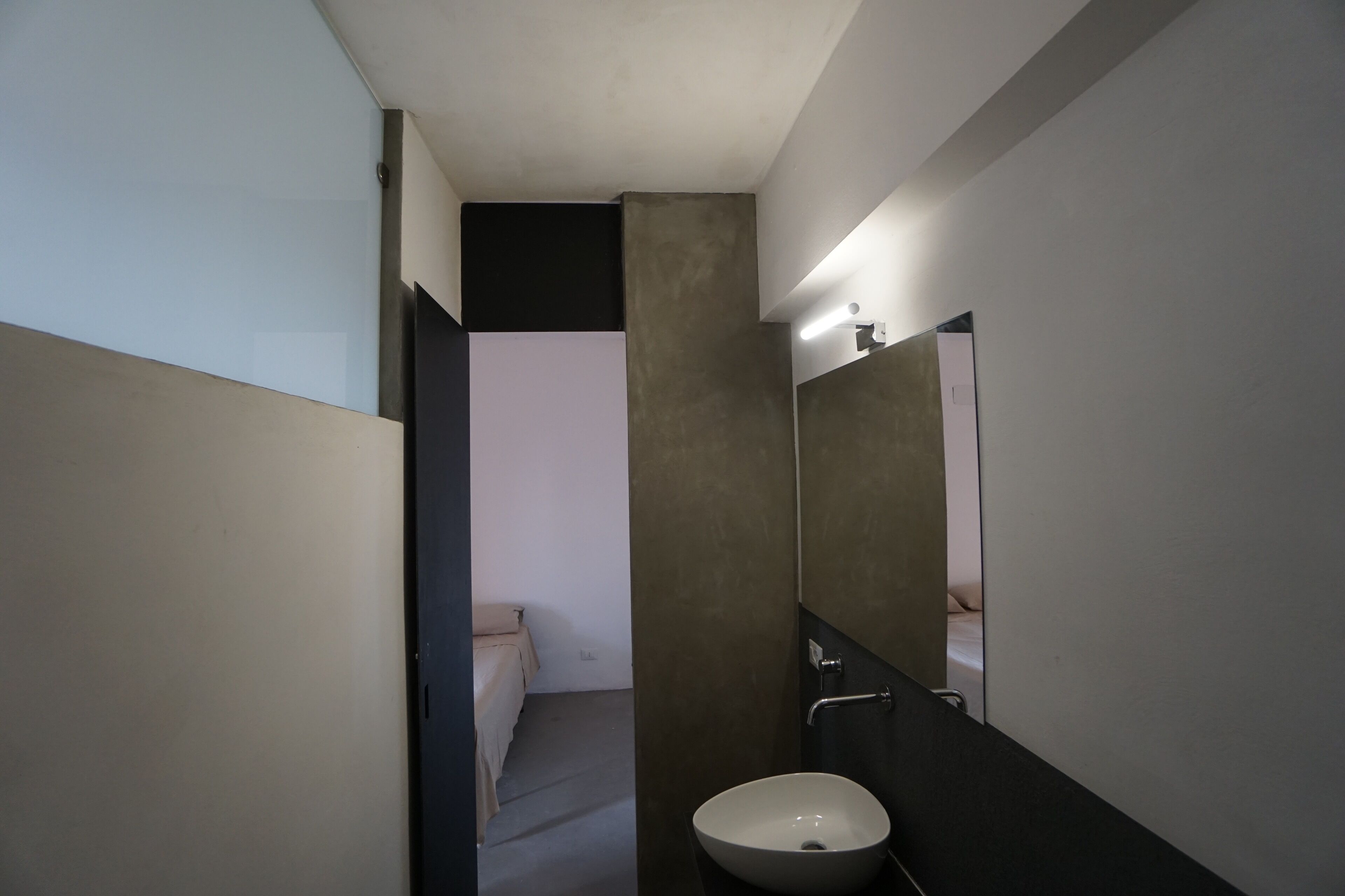 Douche, sèche-cheveux, bidet, serviettes fournies