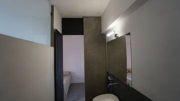 Douche, sĂšche-cheveux, bidet, serviettes fournies