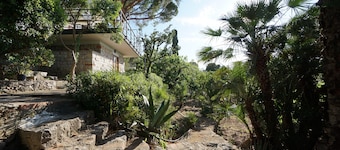Quiet and panoramic apartment whit garden near the see.
