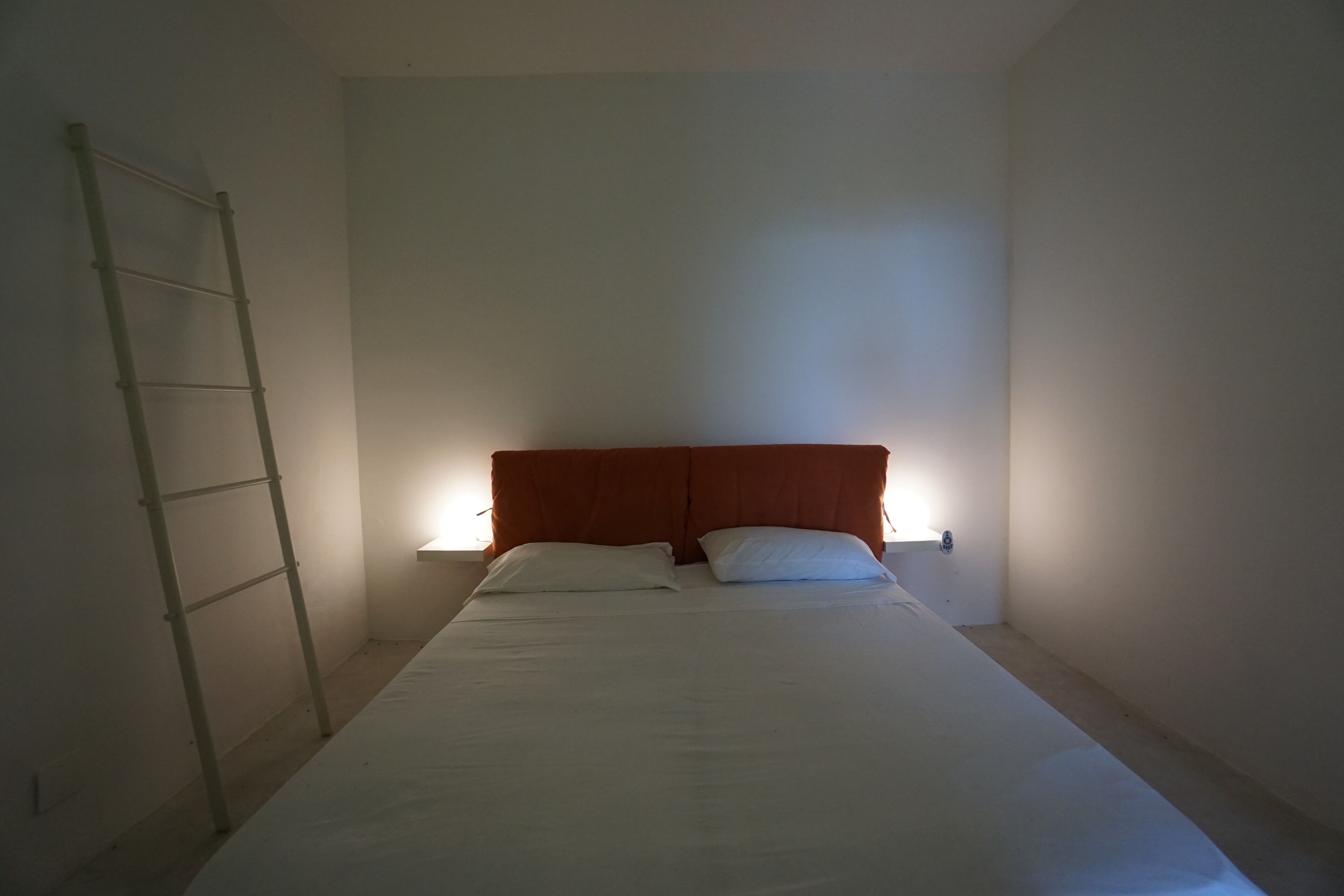 2 quartos, cofres nos quartos, escrivaninha