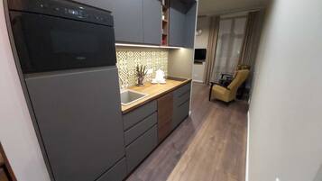 Réfrigérateur, micro-ondes, four, plaque de cuisson