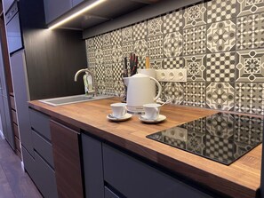 Kühlschrank, Mikrowelle, Ofen, Herdplatte