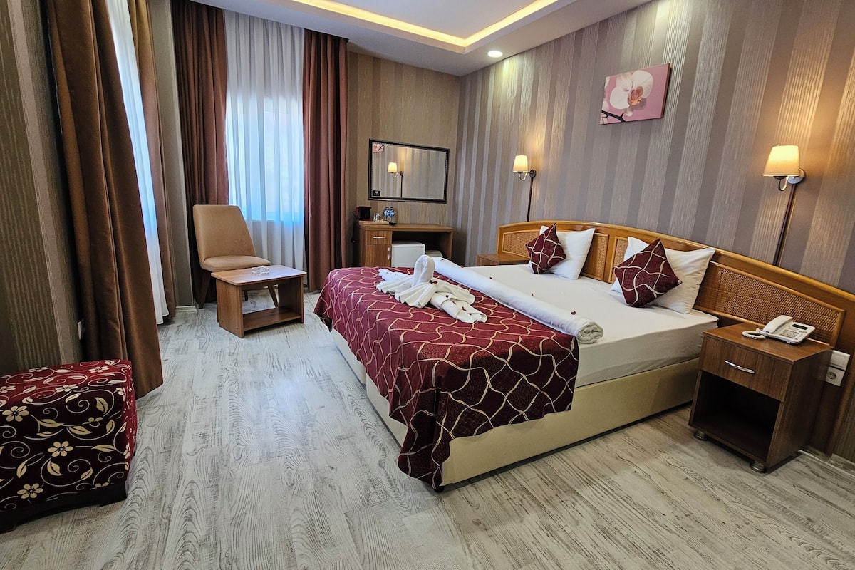 Deluxe Room | Premium bedding, minibar, in-room safe, individually decorated