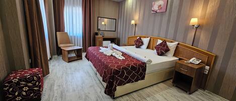 Deluxe-Zimmer | Hochwertige Bettwaren, Minibar, Zimmersafe, individuell dekoriert