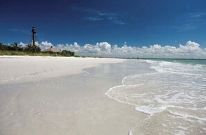 A beach with a lighthouse and a clear sky. - Great location (Fort Myers)