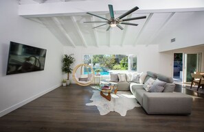 TV connectée, cheminée, table de tennis de table, chaßne hi-fi