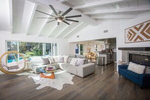 Smart TV, caminetto, tavolo da ping pong, impianto stereo