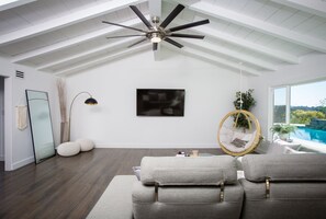 Smart TV, caminetto, tavolo da ping pong, impianto stereo