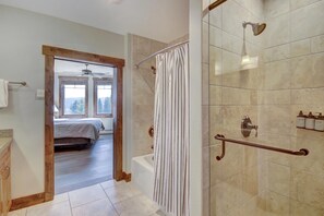Badewanne, Haartrockner, HandtĂŒcher, Seife