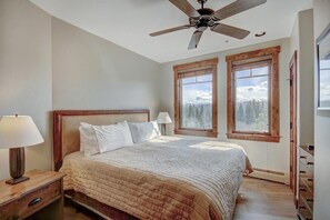 1 bedroom, in-room safe, iron/ironing board, travel crib - Peak 7 Ski In Ski Out, 1 bedroom condo Breckenridge. Next to the Super Chair (breckenridge)