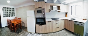 Réfrigérateur, four à micro-ondes, un four, surface de cuisson