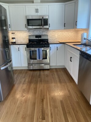 Geladeira, micro-ondas, fogão, cooktop