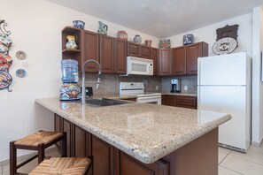 Frigorifero, microonde, forno, piano cottura