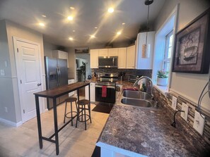 Refrigerador, microondas, horno y parrilla de estufa 