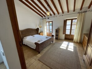 4 bedrooms, iron/ironing board, travel cot, free WiFi