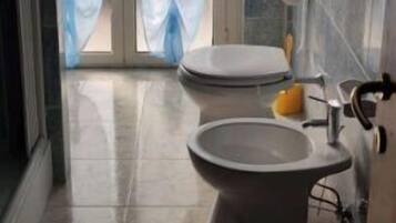 Dusch, hårtork, bidé och handdukar