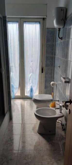 Dutxa, assecador de cabells, bidet i tovalloles 