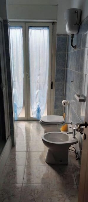 Dutxa, assecador de cabells, bidet i tovalloles