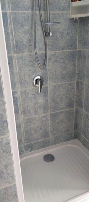 Dusche, Haartrockner, Bidet, Handtücher