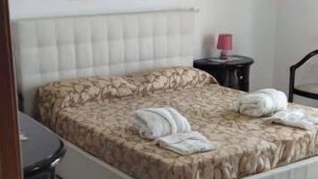 1 chambre, fer et planche Ă repasser, Wi-Fi gratuit, draps fournis