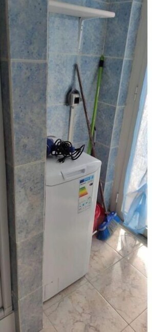 Regadera, secadora de cabello, bidet, toallas