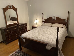 3 bedrooms, iron/ironing board, free WiFi, bed sheets - Central Bristol Condo - 3 min from downtown and the casino! (Bristol)