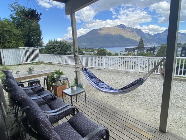 Terrace/patio - In town Lakeview 4 bedrooms apartment (Queenstown)