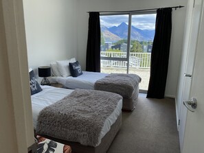 4 bedrooms, iron/ironing board, free WiFi, bed sheets - In town Lakeview 4 bedrooms apartment (Queenstown)