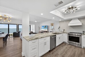 Fridge, microwave, oven, stovetop - Bayfront Bliss on Sanibel - Brand-New Renovation, Dolphins at Your Door (Sanibel)