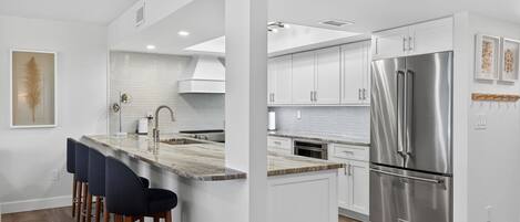 Réfrigérateur, micro-ondes, four, plaque de cuisson