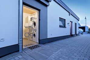 المنطقة المحيطة بالمنشأة