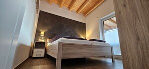 2 bedrooms, travel cot, free WiFi, bed sheets
