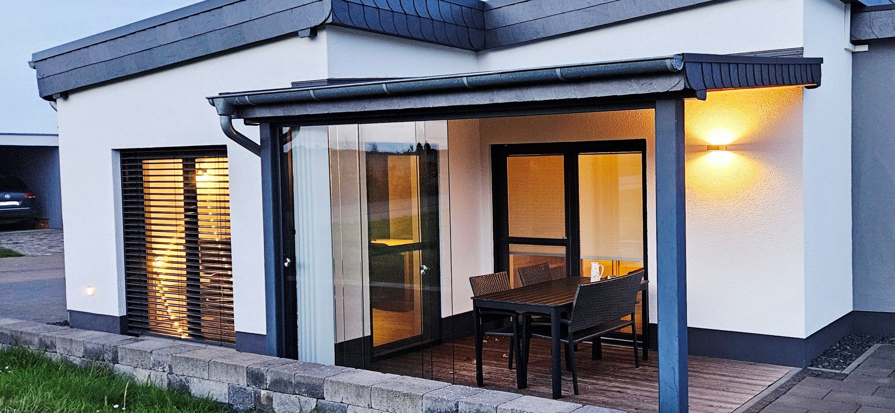 Außenansicht Ferienhaus Pommerbach mit wind- und regengeschützter Terrasse