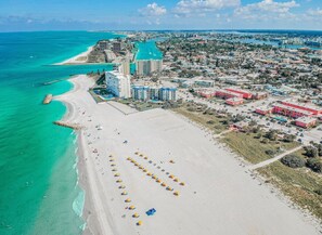 På stranden, solsenger og strandhåndklær
