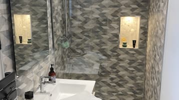 Douche, sèche-cheveux, serviettes fournies, savon