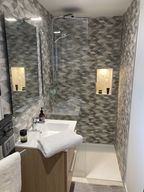 Shower, hair dryer, towels, soap - Le Clos des Feugrais*** - Quiet outbuilding (Saint-Aubin-lès-Elbeuf)