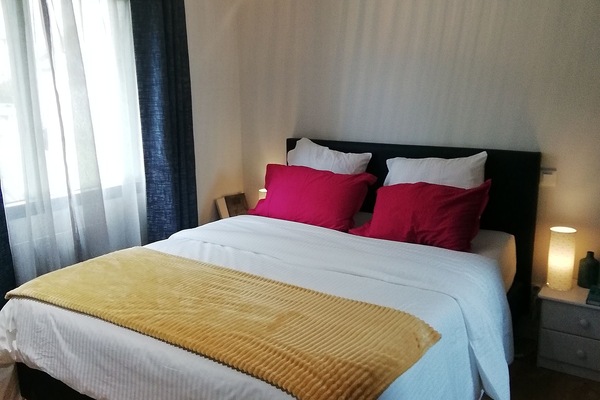 1 habitación, tabla de planchar con plancha, wifi gratis y ropa de cama