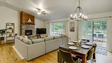 TV connectée, jeux vidéo, table de tennis de table, livres