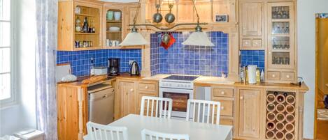 Frigorifero, forno, piano cottura, lavastoviglie