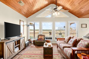 Smart TV, fireplace, ping pong