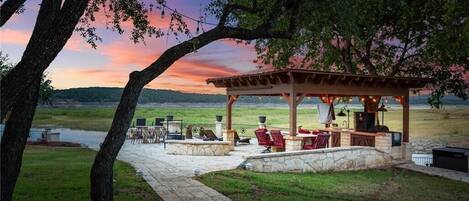 تناول الطعام بالخارج